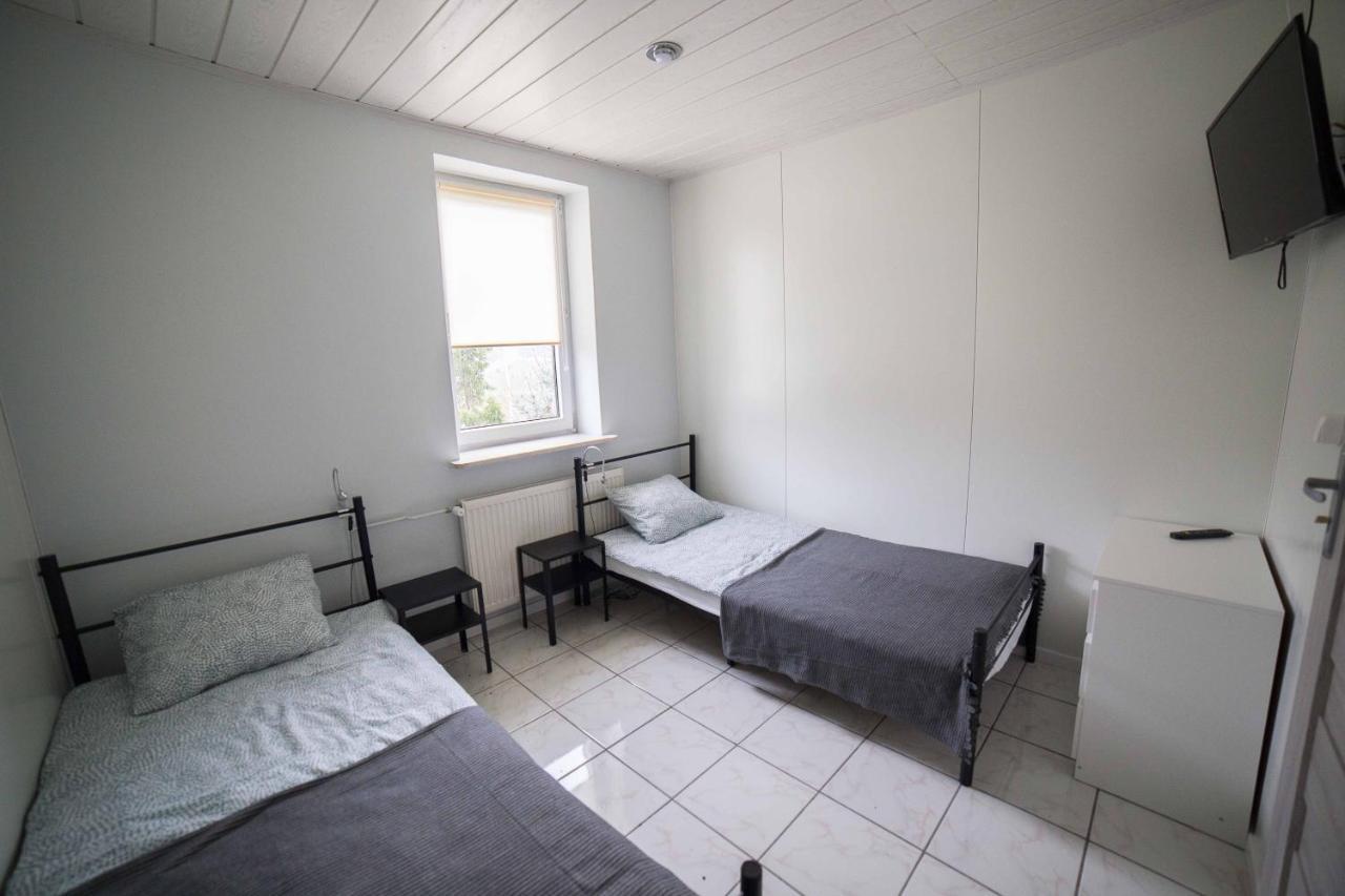 Pokój z 2 łóżkami pojedynczymi i wspólną łazienką